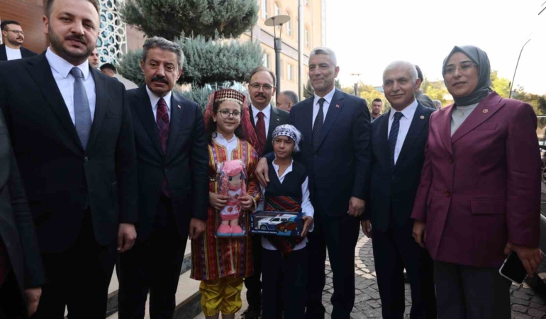 ticaret-bakani-omer-bolat-siirtte-ekonomi-ve-ticaret-uzerine-onemli-aciklamalar-lUYZMYHc.jpg