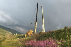 ucurumdan-kurtarilan-tir-dorsesi-ve-dozerin-mucadelesi-ciBND36c.jpg