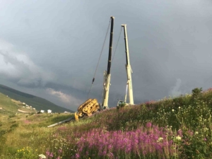 ucurumdan-kurtarilan-tir-dorsesi-ve-dozerin-mucadelesi-ciBND36c.jpg
