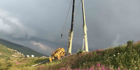 Uçurumdan Kurtarılan TIR Dorsesi ve Dozerin Mücadelesi Uçurumdan Kurtarılan TIR Dorsesi ve Dozerin Mücadelesi