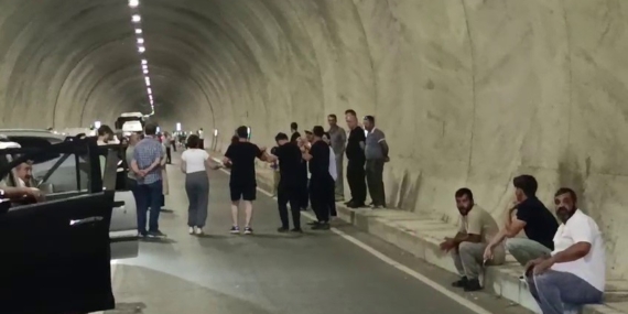Uluslararası Yolun Saatlerce Kapalı Kalması: Vatandaşların Büyük Tepkisi Uluslararası Yolun Saatlerce Kapalı Kalması: Vatandaşların Büyük Tepkisi