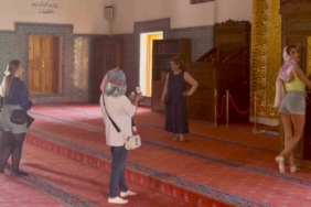 vanda-geleneksel-camiyi-ziyaret-eden-turistlerin-uygunsuz-kiyafetleri-uzerine-tartismalar-devam-ediyor-JXIkiNSM.jpg