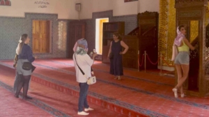 vanda-geleneksel-camiyi-ziyaret-eden-turistlerin-uygunsuz-kiyafetleri-uzerine-tartismalar-devam-ediyor-JXIkiNSM.jpg