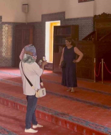vanda-geleneksel-camiyi-ziyaret-eden-turistlerin-uygunsuz-kiyafetleri-uzerine-tartismalar-devam-ediyor-JXIkiNSM.jpg