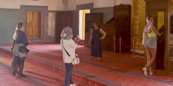 Van'da Geleneksel Camiyi Ziyaret Eden Turistlerin Uygunsuz Kıyafetleri Üzerine Tartışmalar Devam Ediyor Van’da Geleneksel Camiyi Ziyaret Eden Turistlerin Uygunsuz Kıyafetleri Üzerine Tartışmalar Devam Ediyor