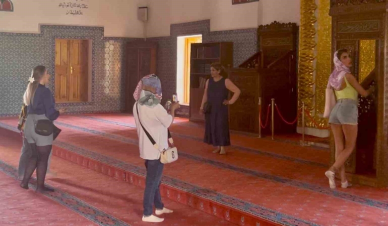 vanda-geleneksel-camiyi-ziyaret-eden-turistlerin-uygunsuz-kiyafetleri-uzerine-tartismalar-devam-ediyor-JXIkiNSM.jpg