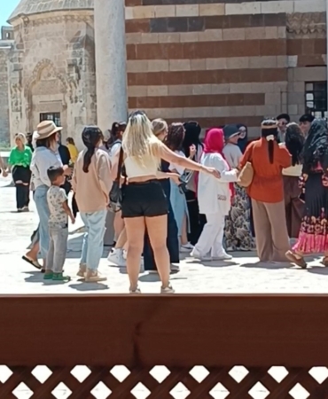 vandaki-tarihi-camiye-uygunsuz-kiyafetlerle-giris-tepki-cekti-adSXNKr2.jpg