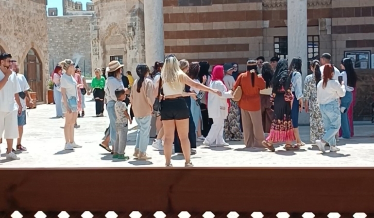 vandaki-tarihi-camiye-uygunsuz-kiyafetlerle-giris-tepki-cekti-adSXNKr2.jpg