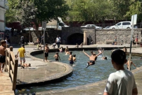 yazin-keyfini-sus-havuzunda-cikaran-cocuklar-NlJcHDui.jpg