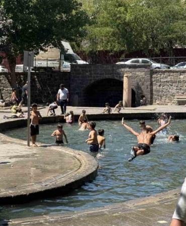 yazin-keyfini-sus-havuzunda-cikaran-cocuklar-NlJcHDui.jpg