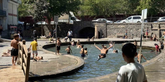 Yazın Keyfini Süs Havuzunda Çıkaran Çocuklar Yazın Keyfini Süs Havuzunda Çıkaran Çocuklar