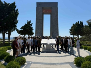 yesilyurt-genc-meclis-uyeleri-canakkalenin-tarihi-guzelliklerini-kesfetti-KsZ8ezJS.jpg