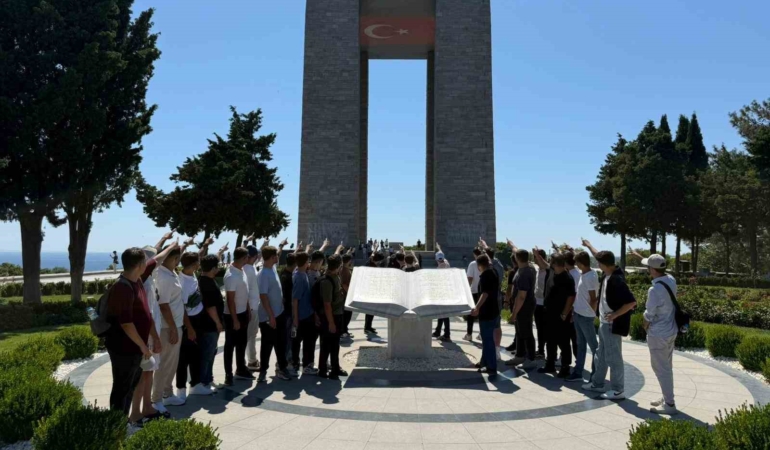 yesilyurt-genc-meclis-uyeleri-canakkalenin-tarihi-guzelliklerini-kesfetti-KsZ8ezJS.jpg