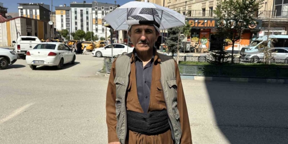 Yüksekovalı Vatandaşın Yıllardır Güneşten Korunma Yöntemi: Kafa Şemsiyesi Yüksekovalı Vatandaşın Yıllardır Güneşten Korunma Yöntemi: Kafa Şemsiyesi