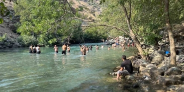 yuksekovanin-sicaklarinda-avasin-deresinde-serinleme-keyfi-b8mKu8lN.jpg
