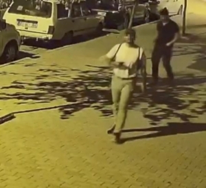 yuruyerek-geldikleri-otoparktan-bisikleti-calip-kacan-hirsizlar-kFX4jtmW.jpg