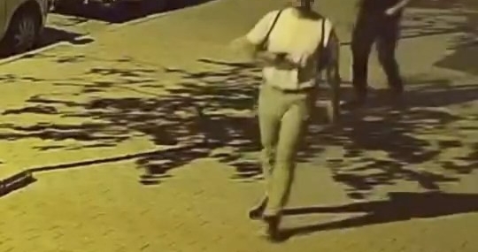 Yürüyerek Geldikleri Otoparktan Bisikleti Çalıp Kaçan Hırsızlar Yürüyerek Geldikleri Otoparktan Bisikleti Çalıp Kaçan Hırsızlar