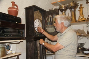 40-yilda-biriktirilen-antikalar-muze-gibi-bir-is-yeri-deneyimi-RS2lrmPV.jpg