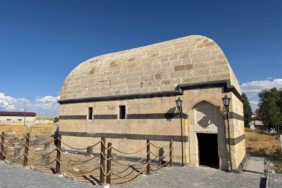 Ağrı'daki Tarihi Hamur Kümbeti Yeniden Ziyarete Açıldı: Restore Süreci ve Detaylar agridaki-tarihi-hamur-kumbeti-yeniden-ziyarete-acildi-restore-sureci-ve-detaylar-Q5cUhG7F.jpg