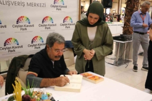 ahmet-umit-diyarbakirda-okurlariyla-bulustu-imza-gunu-etkinligi-7c9ypvQO.jpg