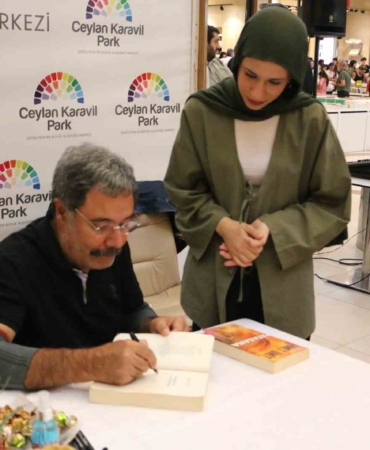 ahmet-umit-diyarbakirda-okurlariyla-bulustu-imza-gunu-etkinligi-7c9ypvQO.jpg