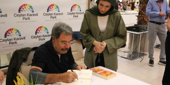 Ahmet Ümit, Diyarbakır'da Okurlarıyla Buluştu: İmza Günü Etkinliği Ahmet Ümit, Diyarbakır’da Okurlarıyla Buluştu: İmza Günü Etkinliği