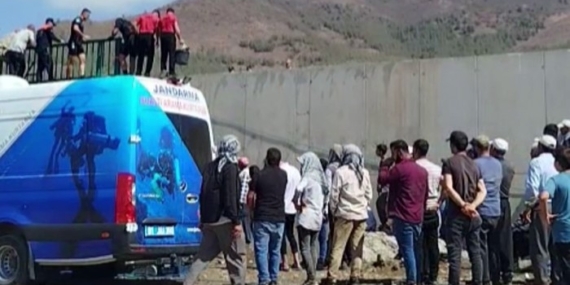Ailesi Hasat Yaparken Sulama Kanalına Düşen 8 Yaşındaki Çocuk Maalesef Boğuldu Ailesi Hasat Yaparken Sulama Kanalına Düşen 8 Yaşındaki Çocuk Maalesef Boğuldu