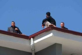 alacaklarini-alamayan-adam-catiya-cikti-polis-yardim-eli-uzanarak-indirdi-wcEyTwQy.jpg