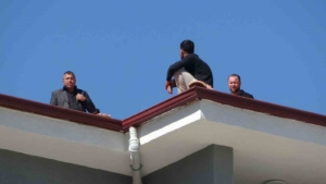 alacaklarini-alamayan-adam-catiya-cikti-polis-yardim-eli-uzanarak-indirdi-wcEyTwQy.jpg