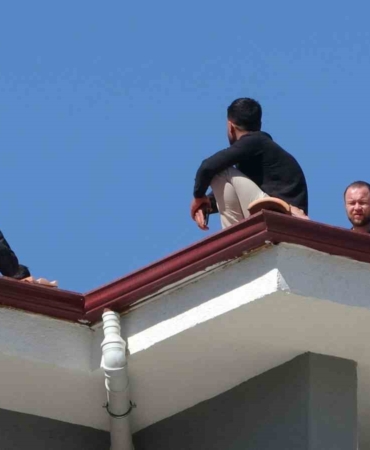 alacaklarini-alamayan-adam-catiya-cikti-polis-yardim-eli-uzanarak-indirdi-wcEyTwQy.jpg