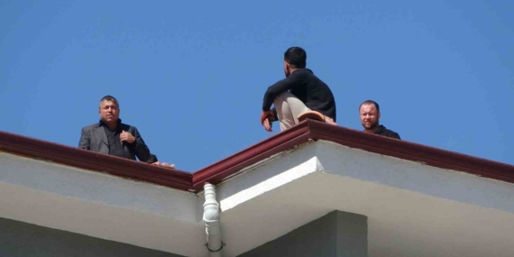 Alacaklarını Alamayan Adam Çatıya Çıktı, Polis Yardım Eli Uzanarak İndirdi Alacaklarını Alamayan Adam Çatıya Çıktı, Polis Yardım Eli Uzanarak İndirdi