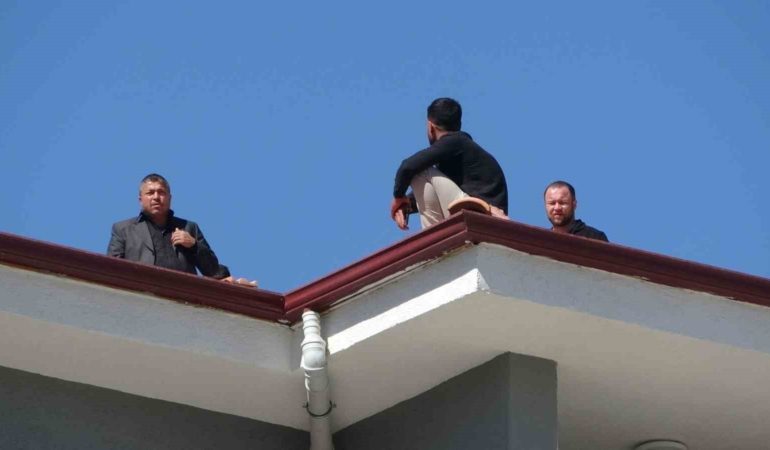 alacaklarini-alamayan-adam-catiya-cikti-polis-yardim-eli-uzanarak-indirdi-wcEyTwQy.jpg