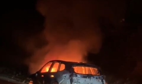 Alev Alev Yanan Otomobil: Kullanılamaz Hale Geldi! Alev Alev Yanan Otomobil: Kullanılamaz Hale Geldi!