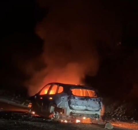 alev-alev-yanan-otomobil-kullanilamaz-hale-geldi-IP4Z8yJx.jpg