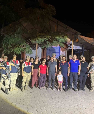 ayilarin-tehditine-ragmen-hayatta-kalan-6-kisilik-aile-kurtarildi-tacXcGsx.jpg