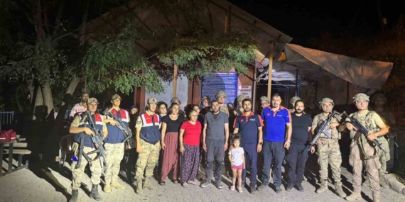 Ayıların Tehditine Rağmen Hayatta Kalan 6 Kişilik Aile Kurtarıldı Ayıların Tehditine Rağmen Hayatta Kalan 6 Kişilik Aile Kurtarıldı