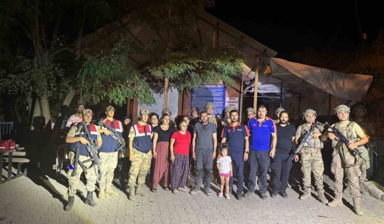 ayilarin-tehditine-ragmen-hayatta-kalan-6-kisilik-aile-kurtarildi-tacXcGsx.jpg