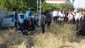 bahce-duvarina-carpan-aracta-anne-ve-3-cocugu-yaralandi-lfE1YM8Q.jpg