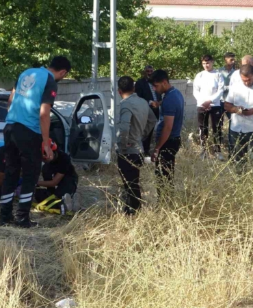 bahce-duvarina-carpan-aracta-anne-ve-3-cocugu-yaralandi-lfE1YM8Q.jpg