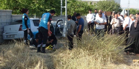 Bahçe Duvarına Çarpan Araçta Anne ve 3 Çocuğu Yaralandı Bahçe Duvarına Çarpan Araçta Anne ve 3 Çocuğu Yaralandı