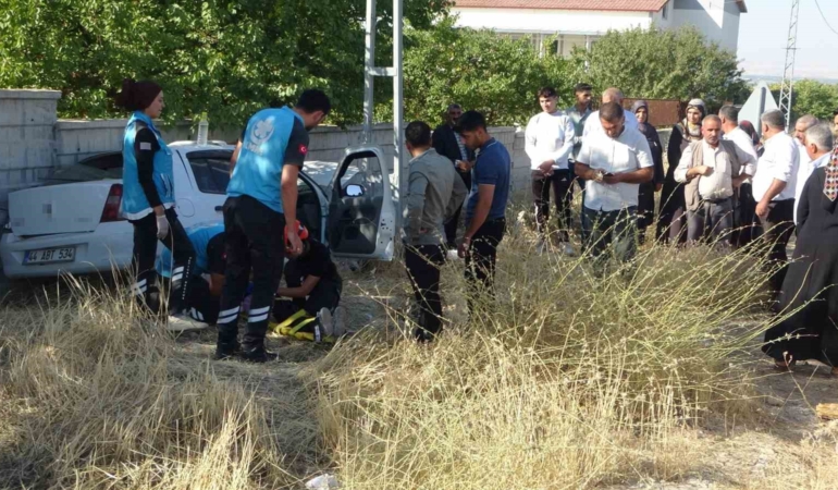 bahce-duvarina-carpan-aracta-anne-ve-3-cocugu-yaralandi-lfE1YM8Q.jpg