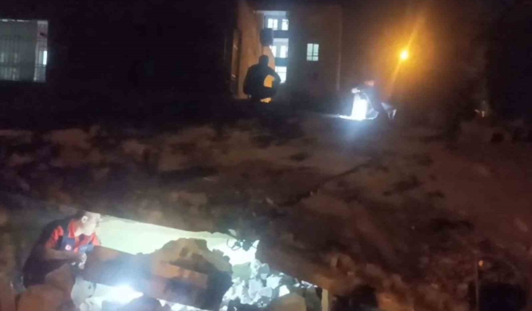 batmanda-iki-katli-bina-yerle-yeksan-oldu-OrCRZsma.jpg