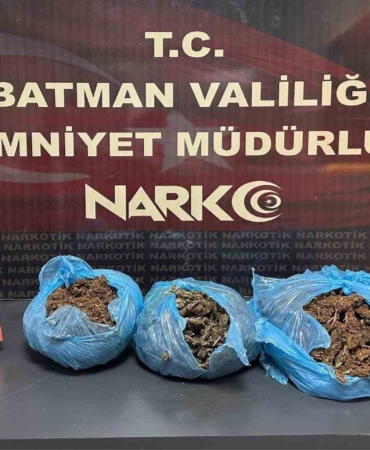 batmanda-uyusturucu-baskininda-durdurulan-aracta-sok-bulgu-VBN2Hx1K.jpg