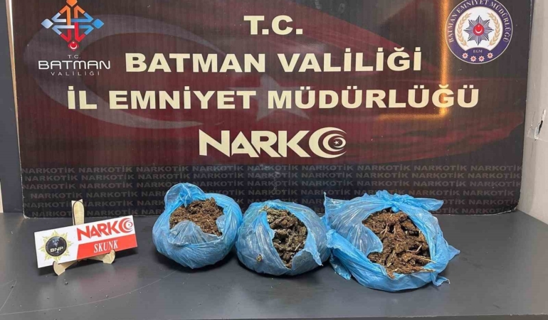 batmanda-uyusturucu-baskininda-durdurulan-aracta-sok-bulgu-VBN2Hx1K.jpg