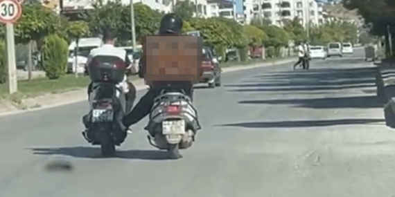 Benzini Biten Motosikleti Ayağıyla İtti: Sıradışı Bir Olay Benzini Biten Motosikleti Ayağıyla İtti: Sıradışı Bir Olay