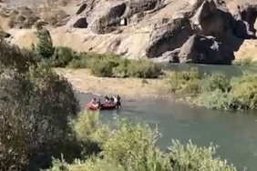 beyhan-barajinda-kapaklar-acildi-dort-kisi-mahsur-kaldi-B6sgevBr.jpg