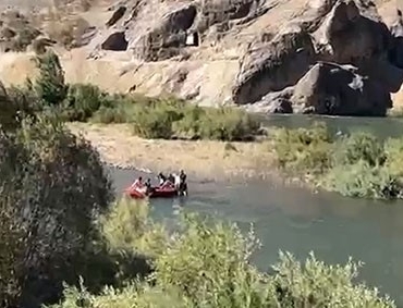 beyhan-barajinda-kapaklar-acildi-dort-kisi-mahsur-kaldi-B6sgevBr.jpg