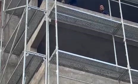 Bina Kenarında Umut Arayan: İtfaiye Ekibinin Cesur Müdahalesi Bina Kenarında Umut Arayan: İtfaiye Ekibinin Cesur Müdahalesi