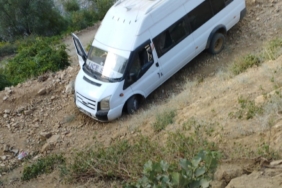 bingolde-kontrolden-cikan-minibus-sarampole-uctu-7-kisi-yaralandi-q98bREKq.jpg