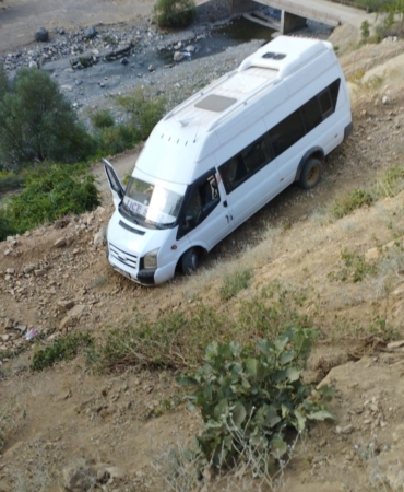 bingolde-kontrolden-cikan-minibus-sarampole-uctu-7-kisi-yaralandi-q98bREKq.jpg